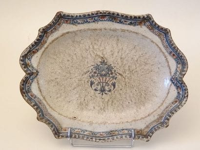 Plat à contour à bouts rentrés. Rouen ou...
