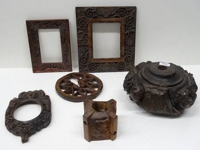 Lot de 6 objets en bois sculpté dont 2 encadrements....