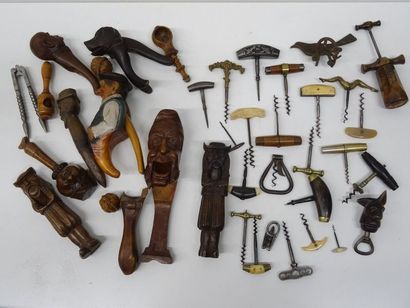 Lot de 35 tire-bouchons et casse-noix anciens...