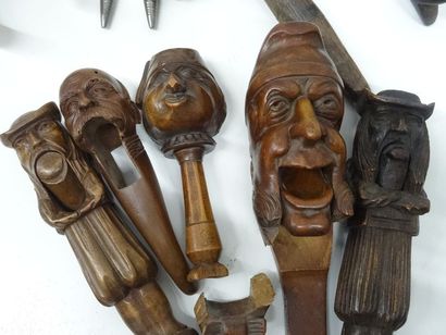 Lot de 35 tire-bouchons et casse-noix anciens...