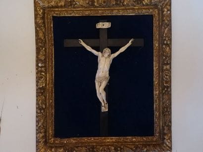 Dans un encadrement en bois dorée et sculpté,...