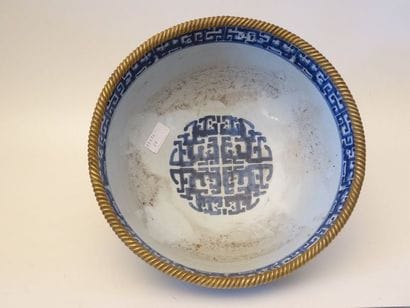 Grande coupe en porcelaine de Chine à décor...