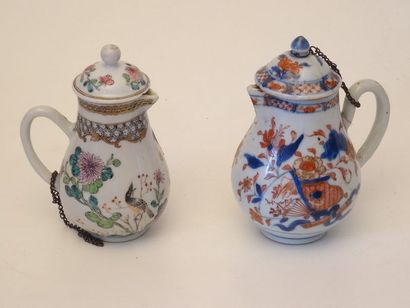 Verseuse en porcelaine de Chine à décor floral...