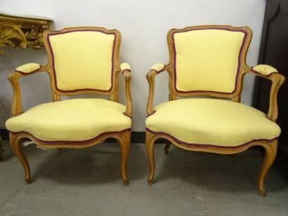 Paire de fauteuils cabriolet en hêtre à moulures,...