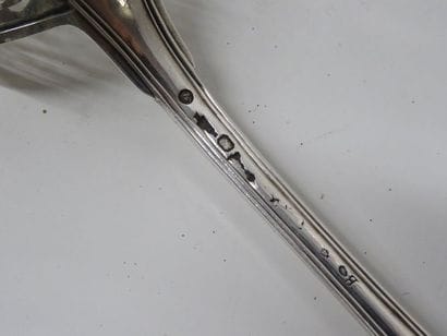 Cuillère à sucre en argent, modèle à filet,...