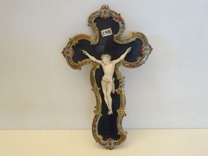 Dans un encadrement en émail cloisonné, un...