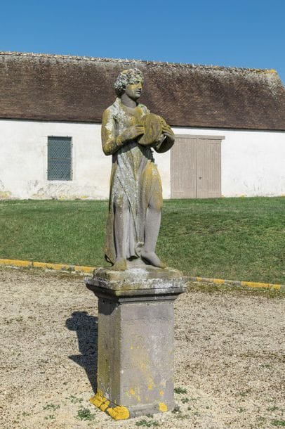 Sculpture en pierre de Volvic représentant...
