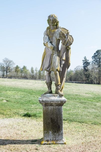 Sculpture en pierre de Volvic représentant...