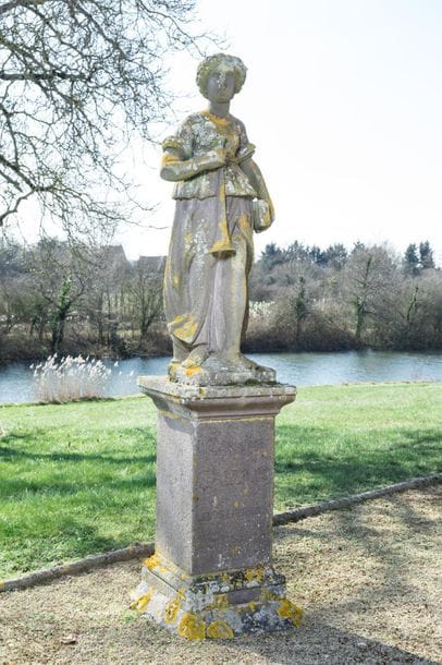 Sculpture en pierre de Volvic représentant...