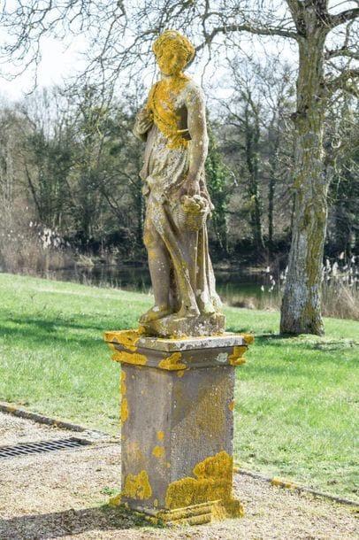 Sculpture en pierre de Volvic représentant...