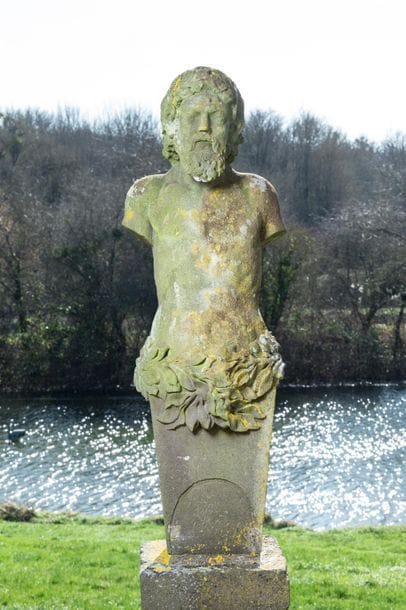 Sculpture en pierre de Volvic représentant...