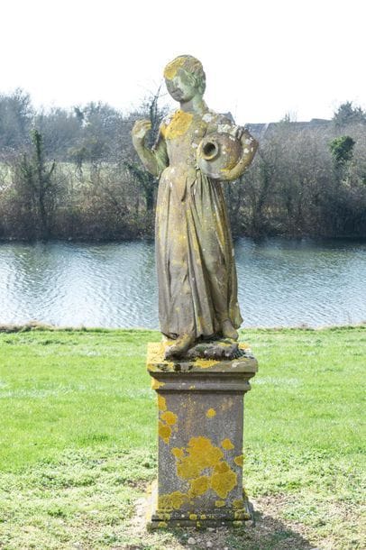 Sculpture en pierre de Volvic représentant...
