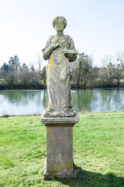 Sculpture en pierre de Volvic représentant...