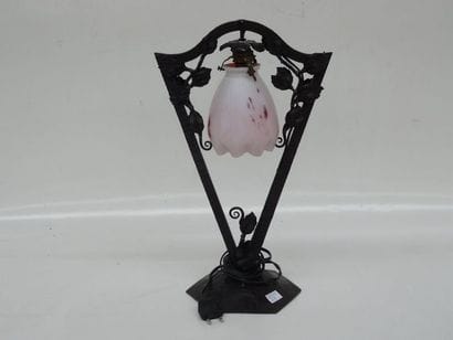 Lampe en fer de forme triangulaire à décor...