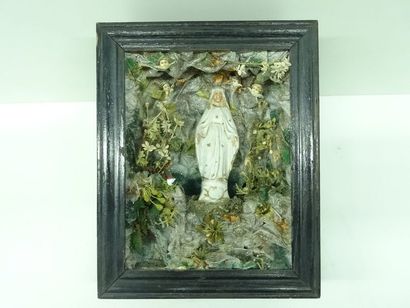 Dans un emboitage vitré, une Vierge dans...
