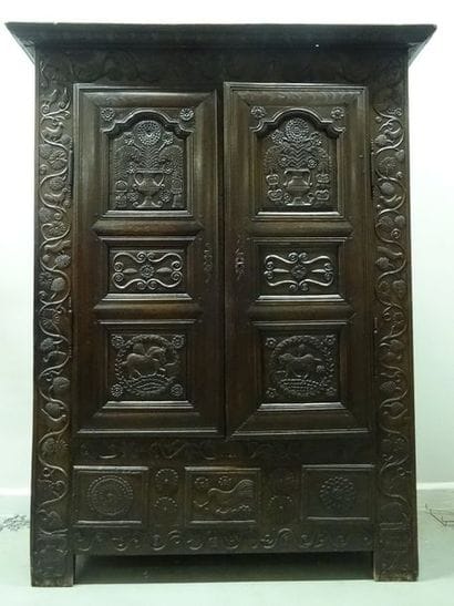 Belle armoire coffre d'art populaire ouvrant...