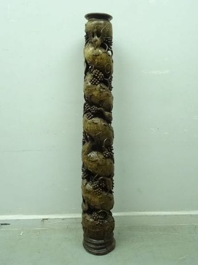 Colonne torse en bois naturel et peint, sculptée...