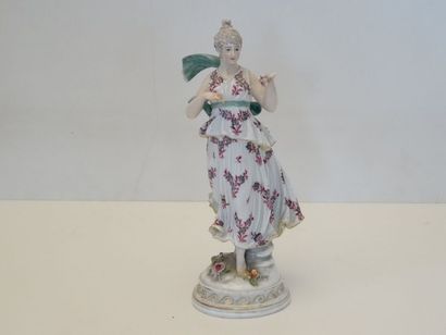 Personnage en porcelaine polychrome représentant...