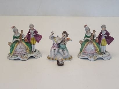 3 petits groupes en porcelaine polychrome...