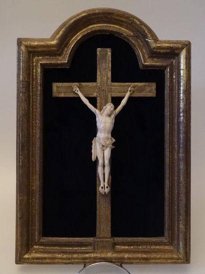 Christ en os sur un fond en velours haut...