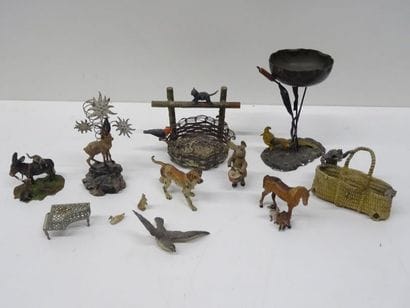 Lot de 13 petits sujets anciens en régule...
