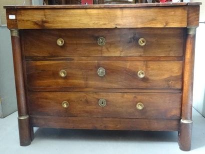 Commode en noyer à colonnes détachées ouvrant...