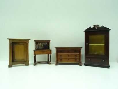 Lot de 4 petits meubles dits 