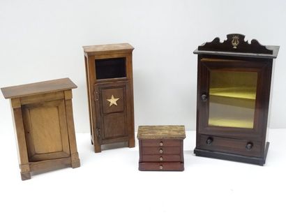 Lot de 4 petits meubles dits 