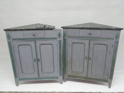 Paire d'encoignures triangulaires en bois...
