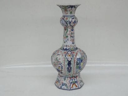 Vase en faïence à décor polycrhome ou chinois...