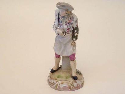 Sculpture en porcelaine polychrome représentant...