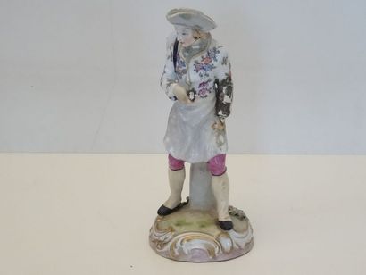 Sculpture en porcelaine polychrome représentant...