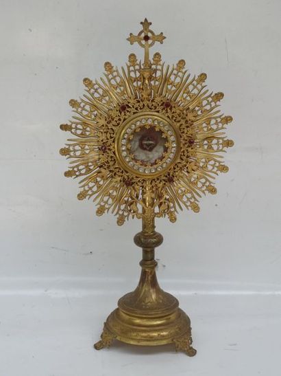 Monstrance en laiton doré renfermant un reliquaire....