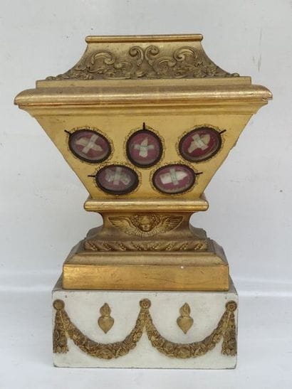 Reliquaire en bois doré et sculpté en forme...