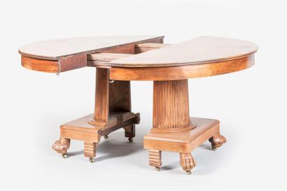 Importante table à bandeau en acajou et placage...