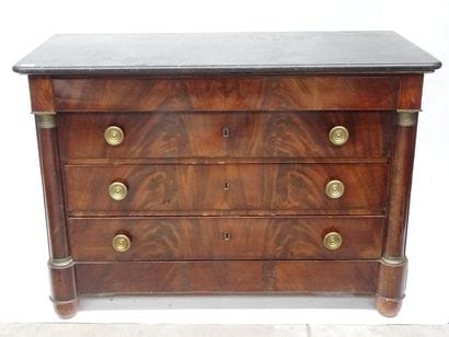 Commode en acajou et placage, montants à...
