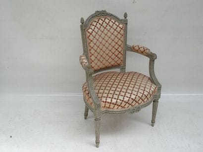 Fauteuil en cabriolet mouluré, laqué gris...