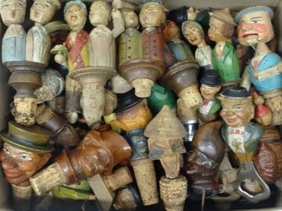 Fort lot de 48 bouchons sculptés et peints...
