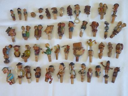 Fort lot de 48 bouchons sculptés et peints...