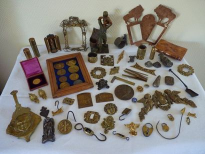 Fort lot de 65 petits objets divers majoritairement...
