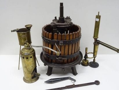 Petits objets de la vigne et du vin dont...