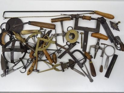 Fort lot de 42 outils anciens notamment régionaux....
