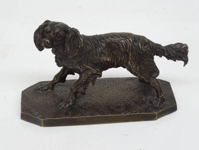 Chien en bronze signé PJ Mène Le chien est...
