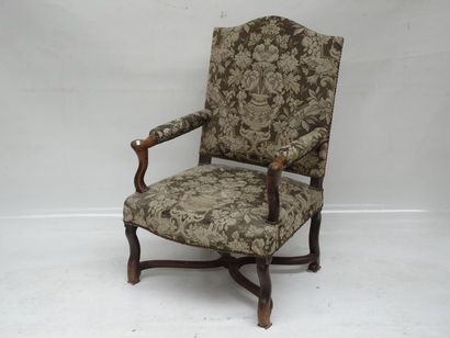 Fauteuil en bois naturel, pieds cambrés à...
