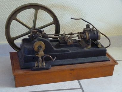 Mécanisme de machine à vapeur avec cylindre...