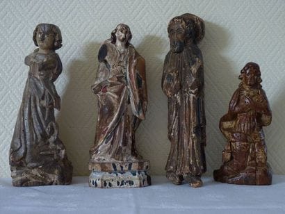 Lot de 4 statuettes en bois à caractère religieux....