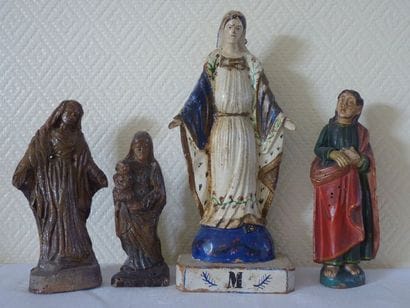 Lot de 4 statuettes en bois (une en terre...