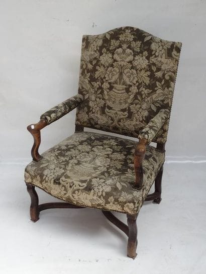 Fauteuil en bois naturel, pieds cambrés à...