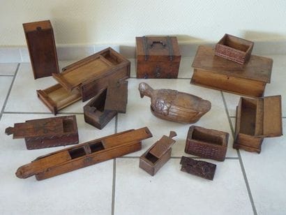 Lot de 12 coffrets anciens en bois dont un...