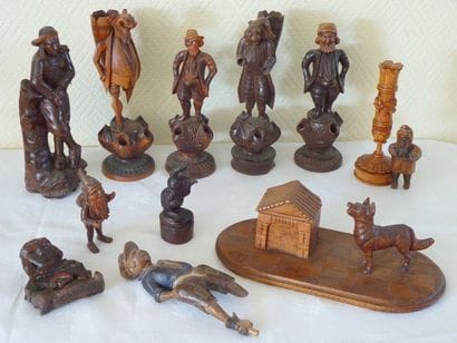 Lot de 12 statuettes en bois dont porte-pipes...